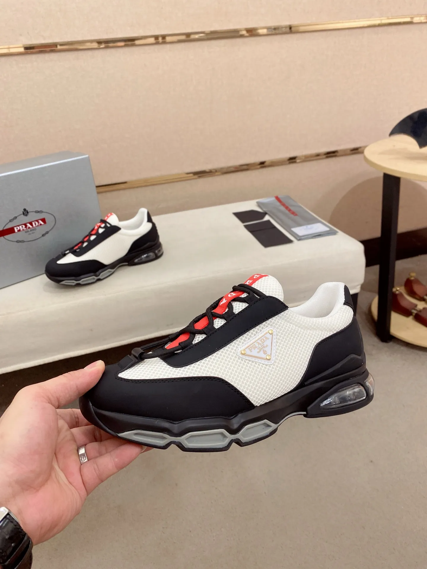 Factory price 660💰 ✔️✔️✔️High version High-quality new PRADA (Prada) counters are on the market at the same time, new men's shoes, 😘fabrics imported first-layer cowhide and mesh fabrics, purely handmade. Lining: Full cowhide lining. 👍🏿 High-end ☄️ air-cushion molded anti-slip rubber outsole, exquisite lines, simple and elegant, comfortable and high-end for leisure travel. Code number: 38 to 45
